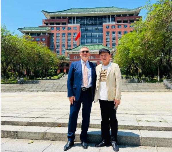 Zheng Li and François Roger in front of the Presidency of the South China Agricultural University in Guangzhou.